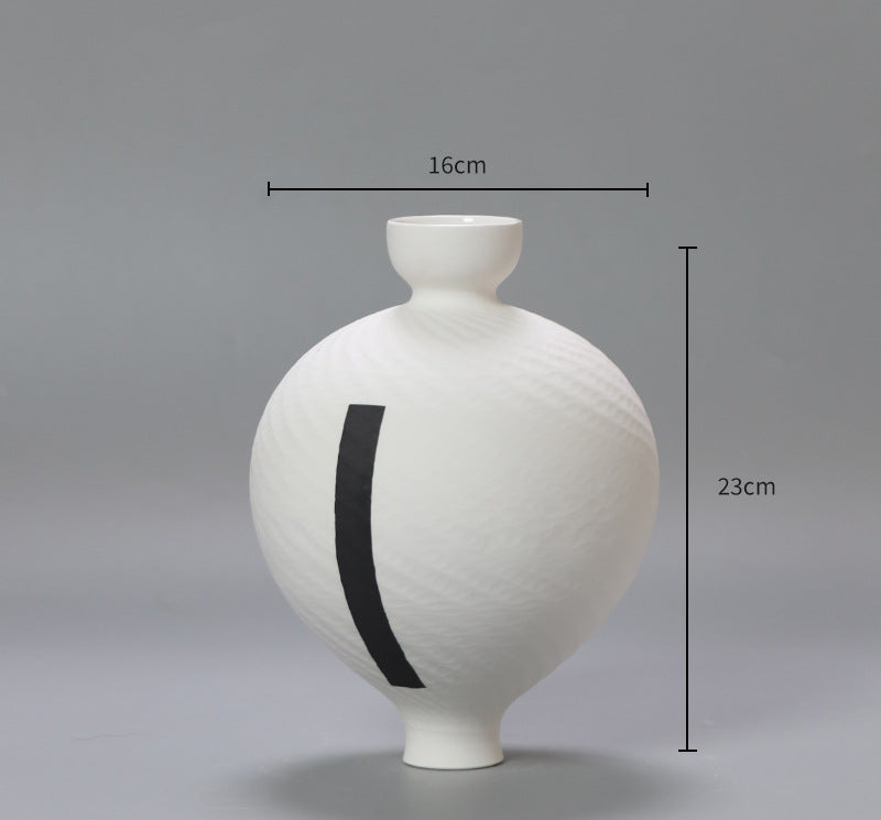 Dekorativ keramikkvase i minimalistisk stil