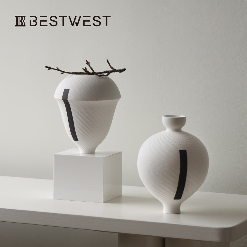 Dekorativ keramikkvase i minimalistisk stil