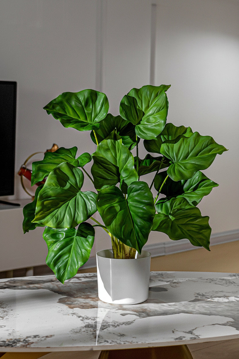 Kunstig grønn plante i potte