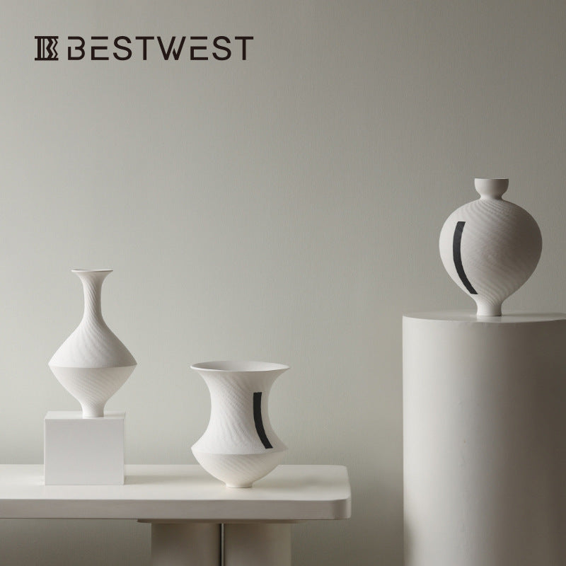 Dekorativ keramikkvase i minimalistisk stil