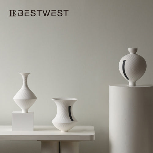 Dekorativ keramikkvase i minimalistisk stil