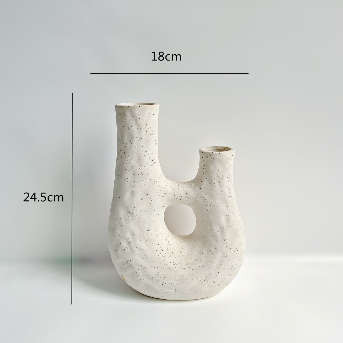 Dekorative keramikkvaser i moderne organisk design