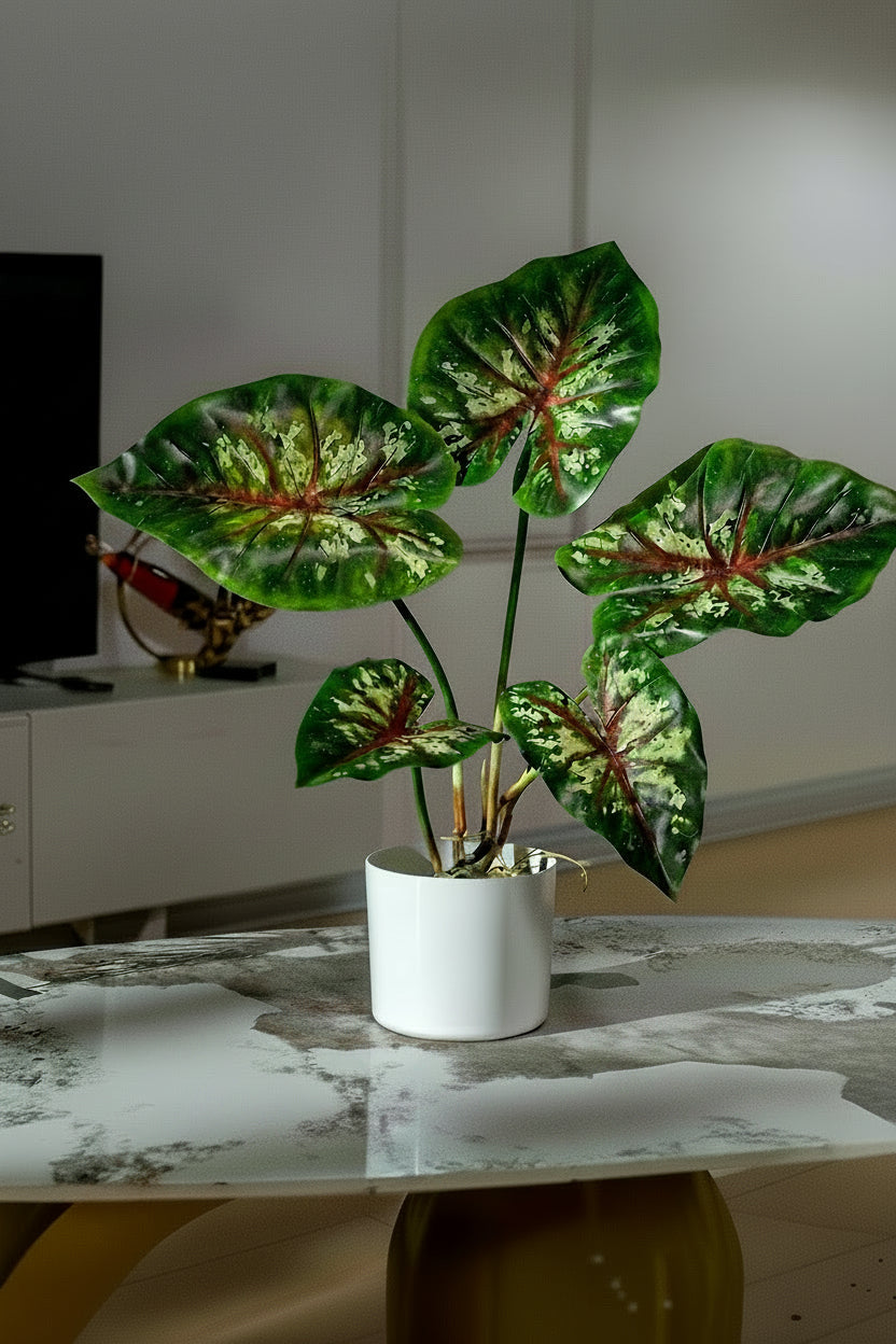 Kunstig grønn plante i potte