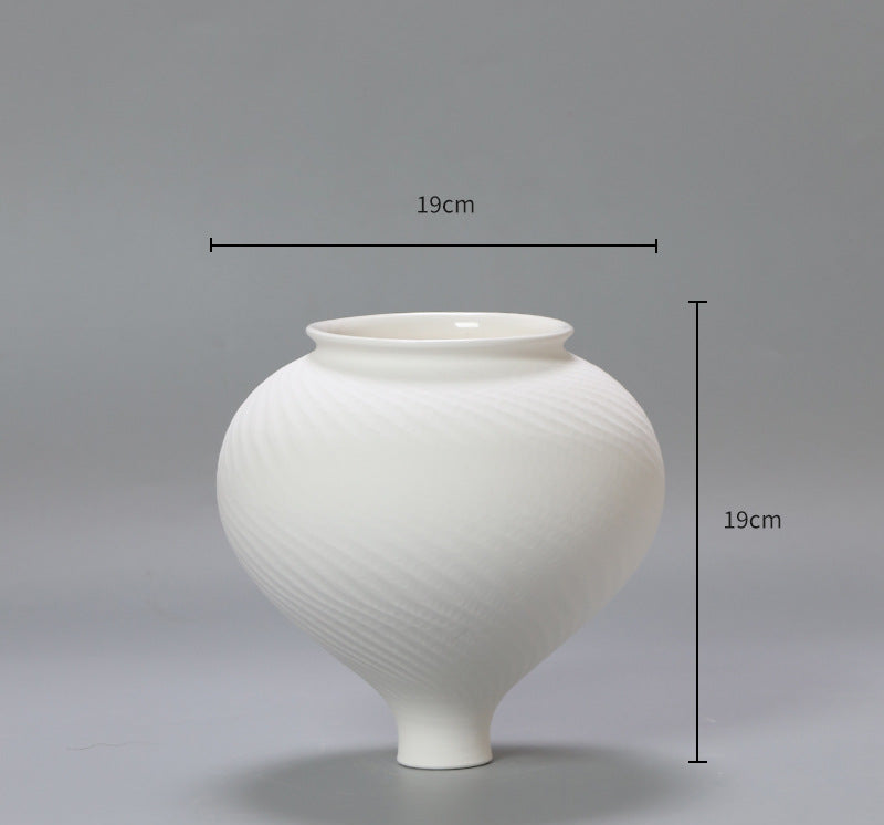 Dekorativ keramikkvase i minimalistisk stil