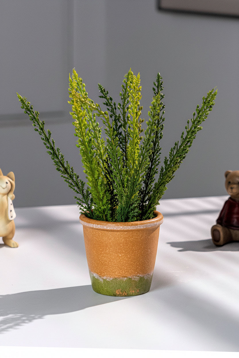 Kunstig grønn plante i potte