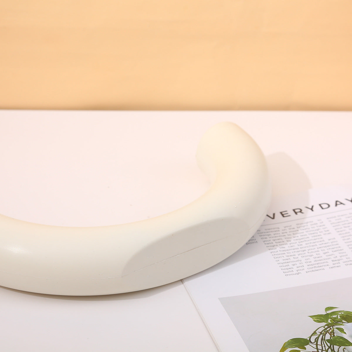Moderne dekorativ vase med skulpturell form