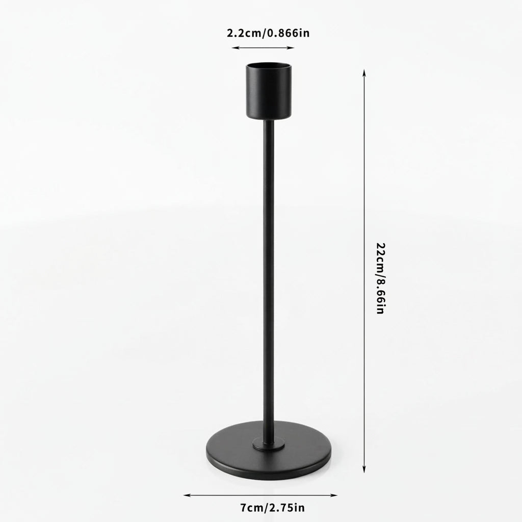 Minimalistiske lysestaker i svart metall