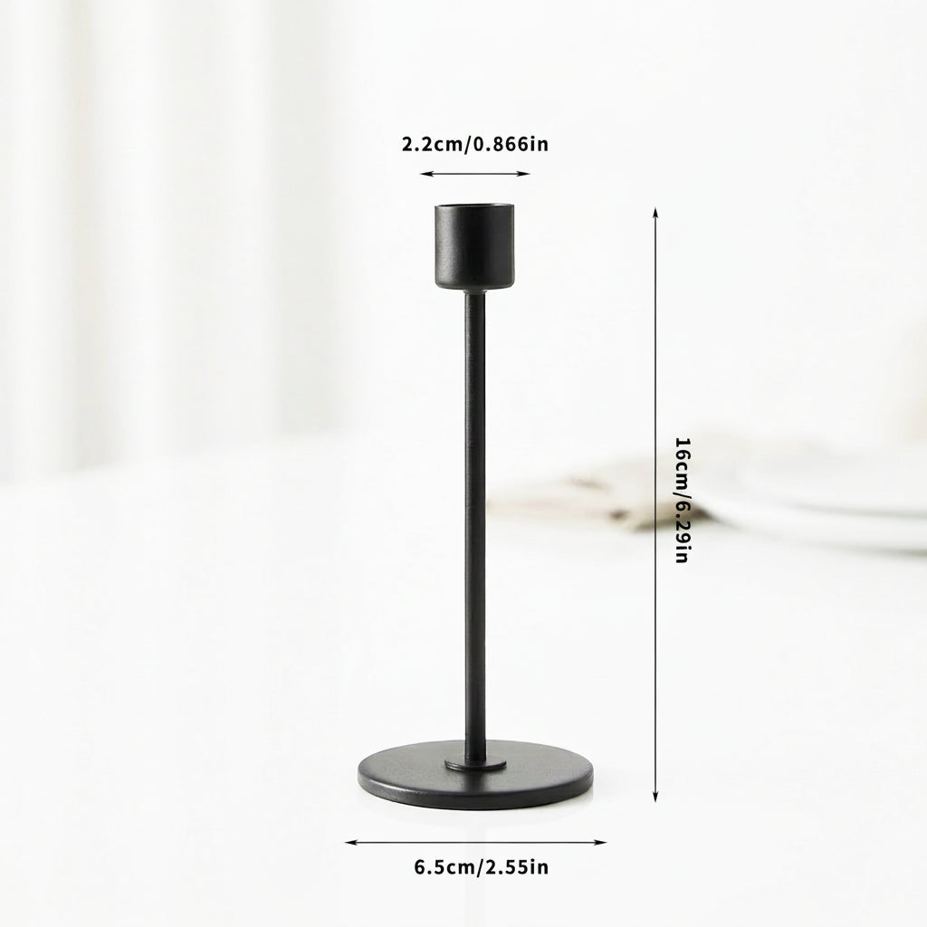 Minimalistiske lysestaker i svart metall