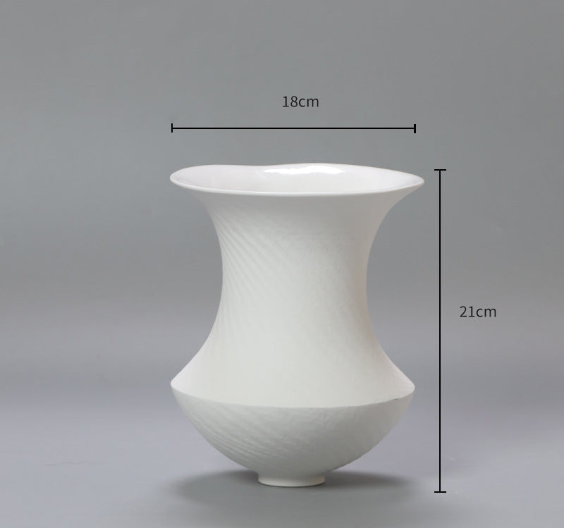 Dekorativ keramikkvase i minimalistisk stil