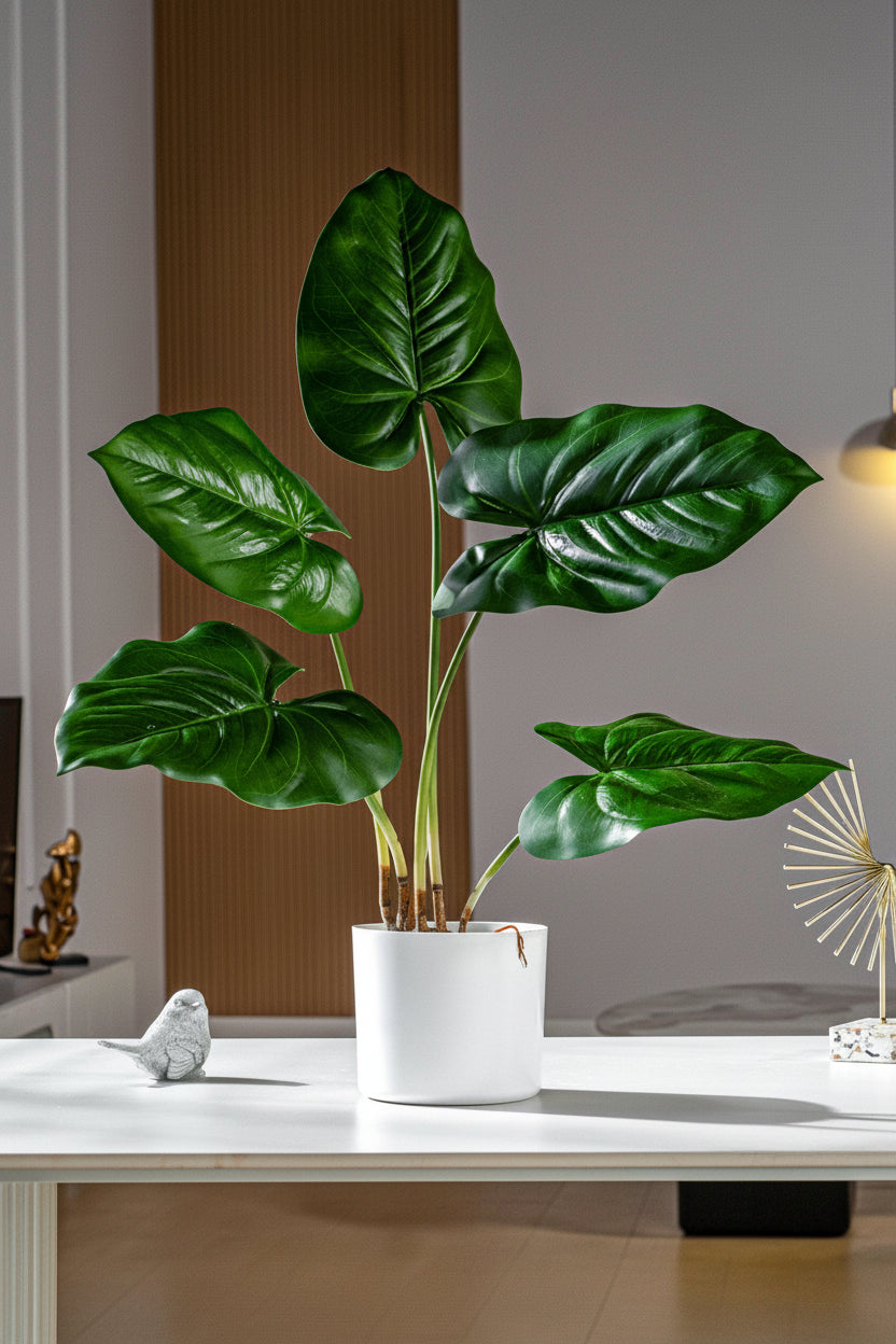Kunstig grønn plante i potte