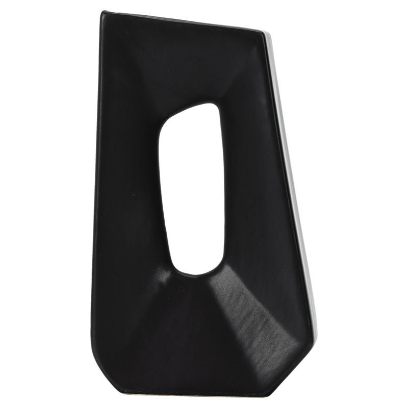 Moderne matt keramikkvase med geometrisk form