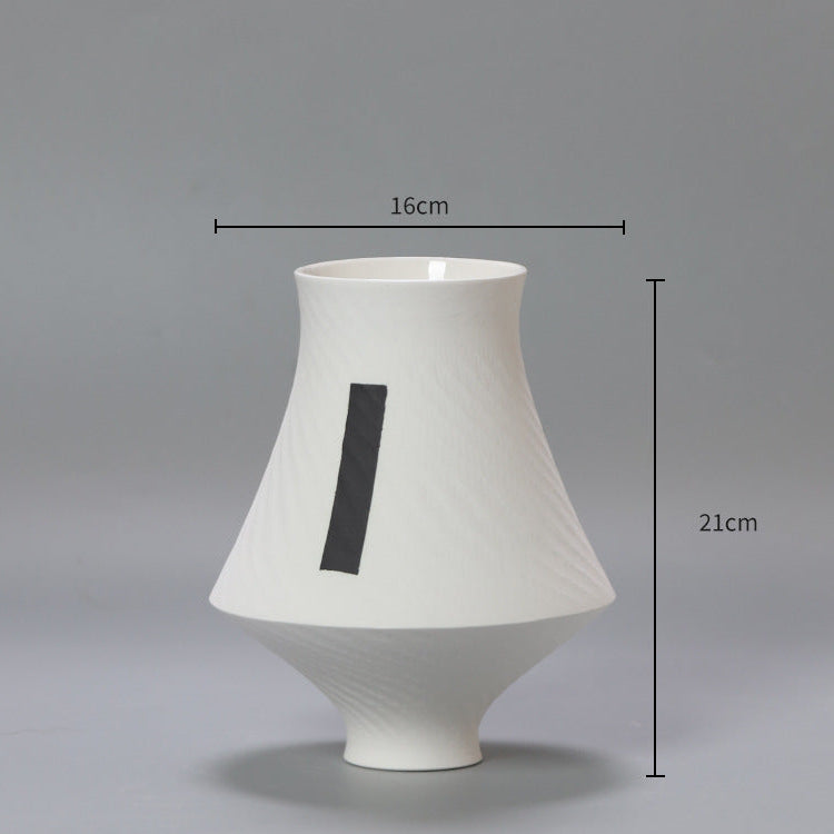 Dekorativ keramikkvase i minimalistisk stil