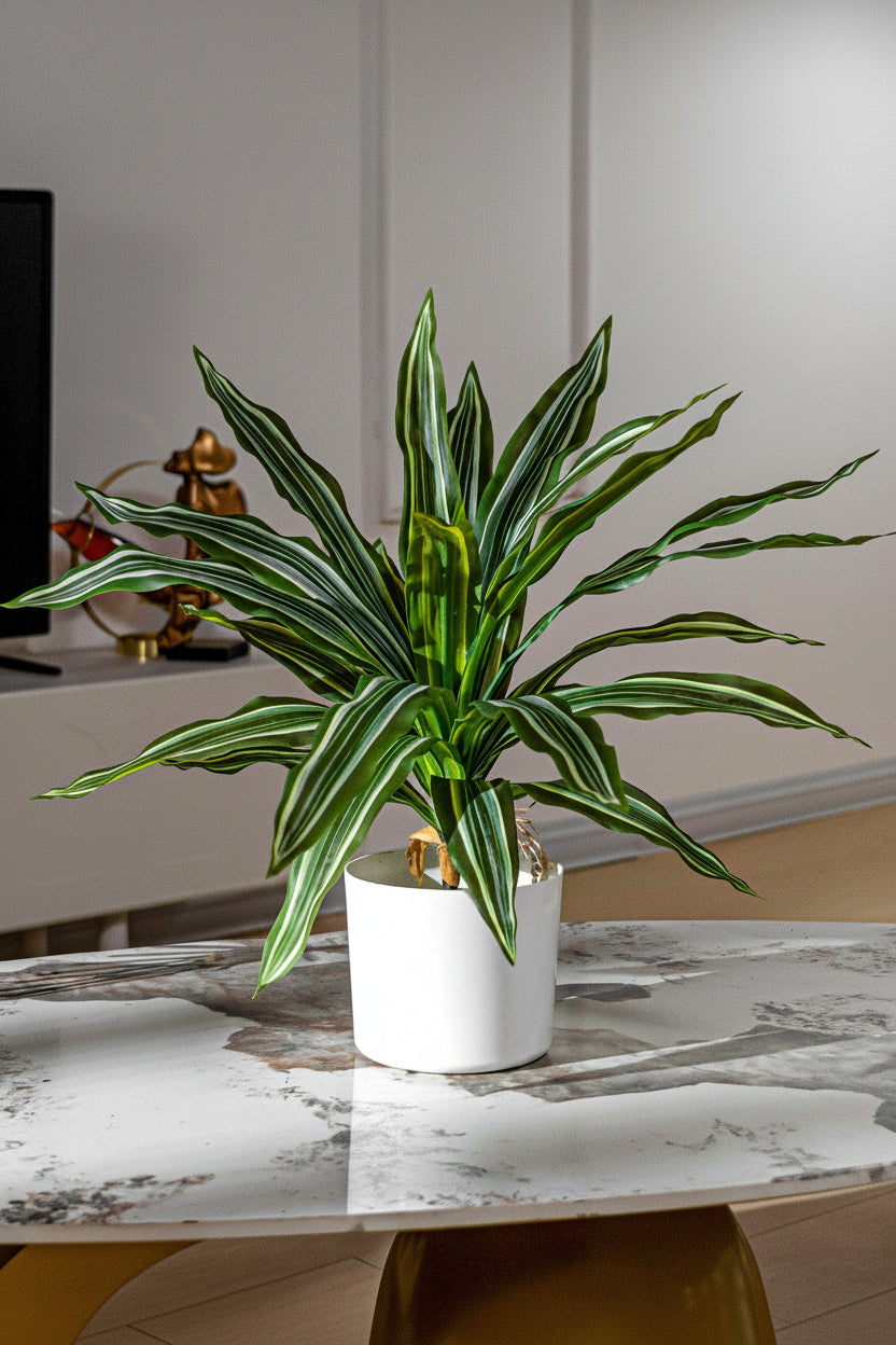 Kunstig grønn plante i potte